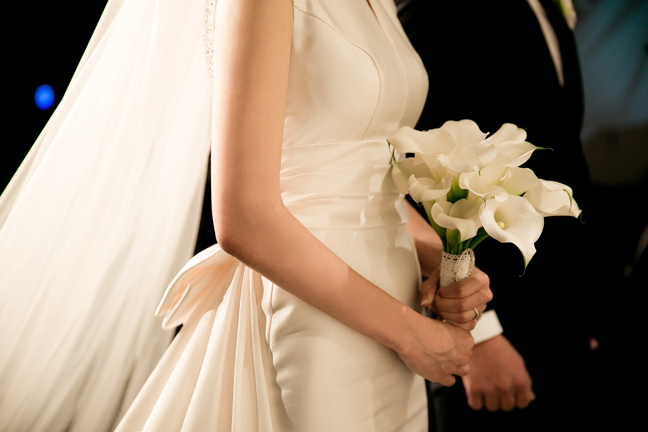 Prosta suknia ślubna- odwaga i elegancja